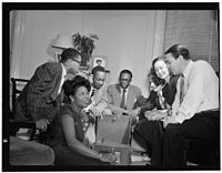 Dizzy Gillespie, Mary Lou Williams, Tadd Dameron, Hank Jones, Milt Orent, Dixie Bailey et Jack Teagarden dans l'appartement de Mary Lou Williams, New York, N.Y., ca. août 1947