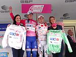 Arnaud Démare portant son maillot rose, avec son maillot vert et son maillot blanc, et Rudy Kowalski portant son maillot à pois.