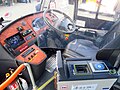 電気ボンネットバスの運転席