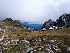 La barre rocheuse de quartz des Esquerdes de Rotjà ; au premier plan, au sol : des blocs de granite.