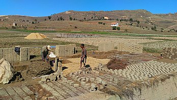 Fabrication artisanale de briques près d'Antananarivo (Madagascar). (définition réelle 2 560 × 1 440)