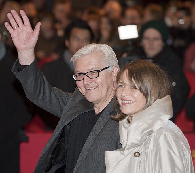 Datei:Frank-Walter Steinmeier and Elke Büdenbender (Berlin Film Festival 2011).jpg