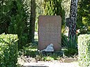 Gedenkstein für elf Häftlinge des Konzentrationslagers Sachsenhausen (Todesmarsch, April 1945), auf dem Friedhof