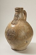 Бартманнкруг, или Беллармин («Кувшин с бородатым человеком»). Ок. 1600 г. Германия. Штайнгут (глино-каменная масса)