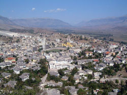 Pogled s tvrđave na stari dio Gjirokastre