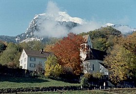 Kirche Gretschins mit Linde, Blutbuche, Pfarrhaus und Gauschla