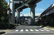 愛知県道60号（長久手側）から名古屋中心部方面を望む。歩道橋のある交差点を左折すると国道302号を介して当ICに連絡。上は上社JCT。