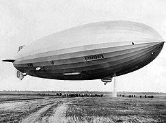 Zeppelin beim Landemanöver (1936): Zum Austarieren wird Wasserballast (vor der Gondel) abgelassen