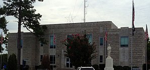 Izard County Courthouse in Melbourne (2013). Das 1940 fertiggestellte Verwaltungs- und Gerichtsgebäude (Courthouse) des County ist seit September 1993 im National Register of Historic Places eingetragen.[1]