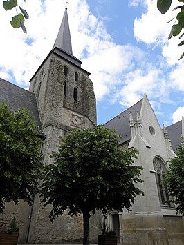 Kerk van Saint-Cyr & Sainte-Julitte met gedraaide toren