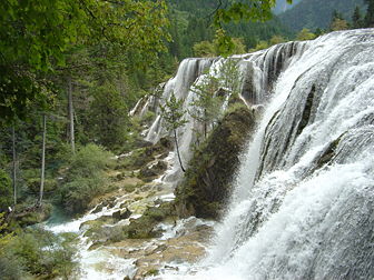 La cascade du banc de perles, à Jiuzhaigou dans l’ouest du Sichuan (Chine). (définition réelle 1 280 × 960)