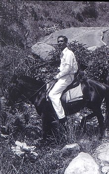 Monsenhor Jorge Barros Duarte, a cavalo nas montanhas de Timor (fotografia do arquivo familiar)