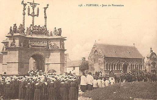 Photograph showing a procession at Pleyben. Taken between 1903 and 1920.