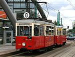 Tramstel bestaand uit een N-motor- en bijwagen op de toeristische lijn 0 in Katowice.