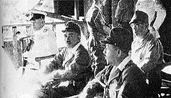 איסורוקו יממוטו (אחרון משמאל) וג'יניצ'י קוסאקה (מרכז) פיקחו על הפעילות האווירית במהלך המבצע