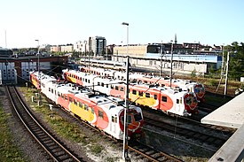 Regionala pendeltåg i Östgötatrafikens färger vid lokstallar i Linköping.