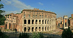 Le palais, les arcades et les colonnes du temple d'Apollon.