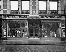 Molstad damekonfeksjon, Kongens gate 22, ca. 1910. Foto: Anders Beer Wilse. Eie: Oslo Museum