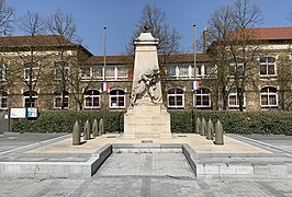 Le monument aux morts, place des Martyrs.