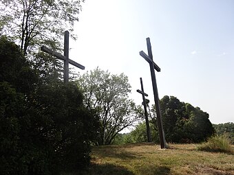 Le calvaire composé de trois croix surmontant la motte.