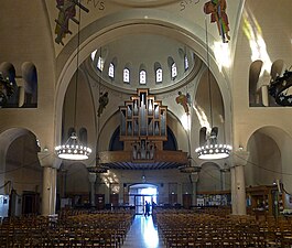 Nef côté entrée, avec l'orgue de tribune.