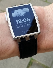 Pebble Steel am Handgelenk