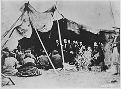 Kenraali William T. Sherman (kolmas vasemmalta) ja rauhankomission jäsenet neuvottelemassa päälliköiden ja päälliköiden kanssa, Fort Laramie, 1868