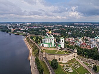 Kremlin de Pskov, Rússia. É o centro histórico e arquitetônico de Pskov, o núcleo da fortaleza de Pskov. Está localizado em um cabo estreito e alto na confluência do rio Pskov com o rio Velikaya. O conjunto inclui o kremlin propriamente dito (3,5 hectares) e a chamada cidade de Dovmont (1,5 ha.). (definição 4 237 × 3 178)