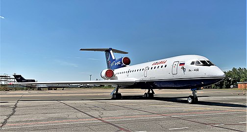 Як-42Д авиакомпании Ижавиа на стоянке в аэропорту