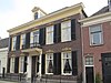 Herenhuis met een traditionele, aan het neoclassicisme ontleende gevelopbouw en ornamenten uitgevoerd in Neo-Lodewijk XV-stijl