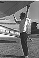 Rina Levinson checkt haar Cessna (1964)