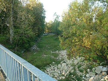 Ausgetrocknetes Flussbett der Tardoire bei La Rochette im Sommer