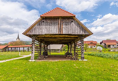 Slika:Roofed double hayrack 01.jpg