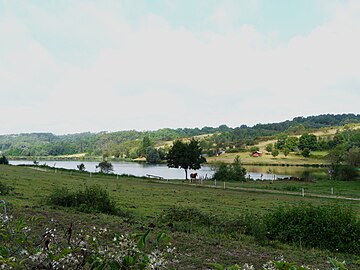 L'étang du Rosier entre Saint-Paul-de-Serre, au premier plan, et Coursac, sur la rive opposée.