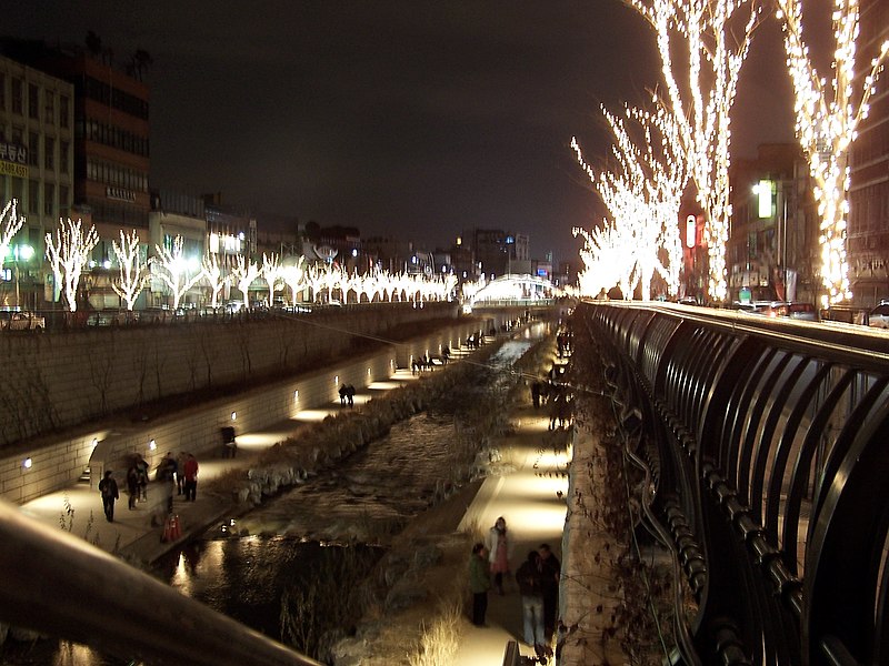 800px Seoul Cheonggyecheon at night Kalaulah Sungai di Malaysia macam di Korea