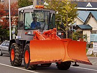 スノープラウを装備した除雪車両の例