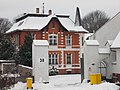 Wohnhaus und Seitengebäude eines Bauernhofes, mit Einfriedung und Toreinfahrt zum Stünzer Park (Volkshain)