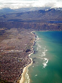 Steenbrasdam, ingewig tussen die Hottentots Hollandberge en die Kogelberge (Valsbaai op die voorgrond).