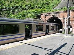 Zug im Bahnhof Taura, mit einem Wagen im Tunnel