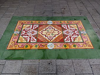 שטיח האריחים - דגם מוקטן של מרבד הפרחים ששלחה עיריית בריסל לכבוד חגיגות ה-100 לעיר