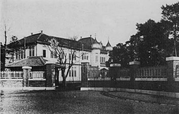 東京美術学校事務棟（1913） 現在の音楽学部正門付近