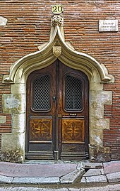 no 20 : porte gothique de l'hôtel.