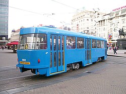 Pohled na zadní část a pravý bok záhřebského vlečného vozu B4YU