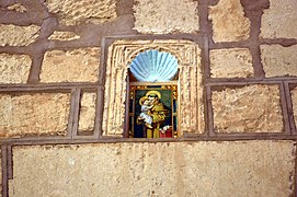 Detalle de ladrillo cerámico con la imagen de san Antonio de Padua en la hornacina avenerada sobre la entrada de la iglesia.