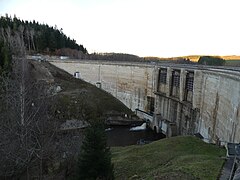 Le barrage de Monceaux la Virolle vu depuis le côté sud.