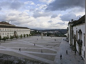 Vistas del Patio de las Escuelas y de Coímbra desde la Vía Latina