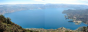サン・ペドロ火山から見たアティトラン湖。右隅がサンティアゴ・アティトラン