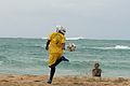 امراة تلعب كرة القدم على الشاطئ في أنتالاها - مدغشقر