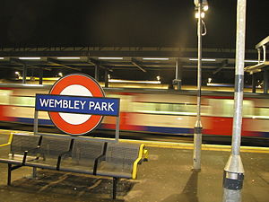 Treno in arrivo alla stazione Wembley Park