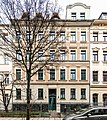 Mietshaus in geschlossener Bebauung, mit Vorgarten und Einfriedung